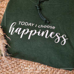 Dunkelgrüner Hoodie mit weißem Aufdruck TODAY I choose happiness auf natürlichem Untergrund mit Trockenblumen