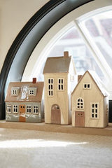 Keramikhaus Teelicht Dekoration in weißen und beigen Tönen als Fensterdeko im skandinavischen Stil