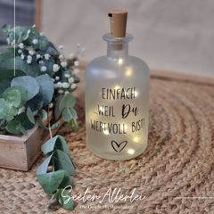 Leuchtflasche personalisiert mit Spruch Einfach weil Du wertvoll bist in satiniertem Glas mit LED Kette