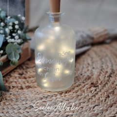 Personalisierte Apothekerflasche mit LED Licht und Spruch Schoene Erinnerungen leuchten als Dekoration
