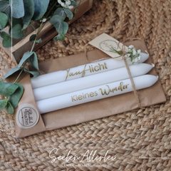 Stabkerzen personalisiert Tauflicht Kleines Wunder auf natürlichem Holzbrett mit Pflanzendekoration