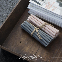 Bunte Stabkerzen sortiert in rustikaler Holzbox verschiedene Farben Aufbewahrung