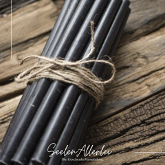 Schwarze dünne Stabkerzen gebündelt mit Naturseil moderne Dekoration Holzuntergrund