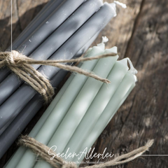 Dünne Stabkerzen weiß hell gebündelt mit Juteschnur rustikal Dekoration Holzhintergrund