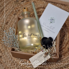 Trauerbox classic personalisiert Leuchtflasche Du bist hier nur anders mit Namen Kerzenhalter schwarz Stabkerze Karte Geschenkbox