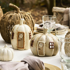 wunderschöne herbstliche Tischdekoration als Beispielbild für die Verwendung des Keramikkürbis