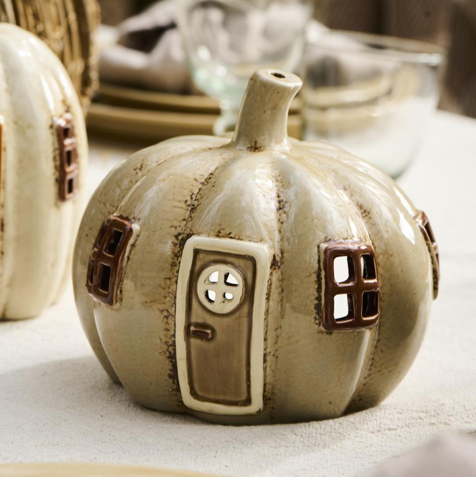 Keramikkürbis für Teelicht als Tischdekoration auf einem herbstlich schön gedeckten Tisch