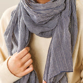 Beispielbild wie eine Frau einen gestreiften blauen Schal trägt.