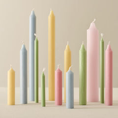 Kerzen in frühlingsfarben hellblau, grün und gelb sowie rosa zum anzünden und dekorieren.