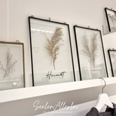 Glasrahmen von iblaursen in unterschiedlichen Größen auf einer bilderleiste mit unterschiedlichen Sprüchen wie Heimat, Glücksmomente oder Erinnerungen