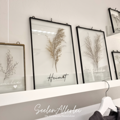 Glasrahmen von iblaursen in unterschiedlichen Größen auf einer bilderleiste mit unterschiedlichen Sprüchen wie Heimat, Glücksmomente oder Erinnerungen