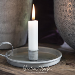 Kammerleuchter mit Griff aus Zink von IBLaursen mit einer brennenden Kerze