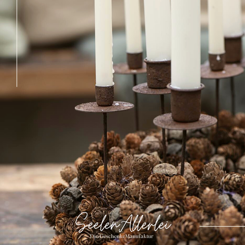 Kerzenspieß aus Rost für dünne Kerzen stecken in einem gebundenen Kranz für DIY Projekte