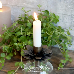 Flaschenaufsatz für Kerzen in Form einer Blume in Messingoptik.