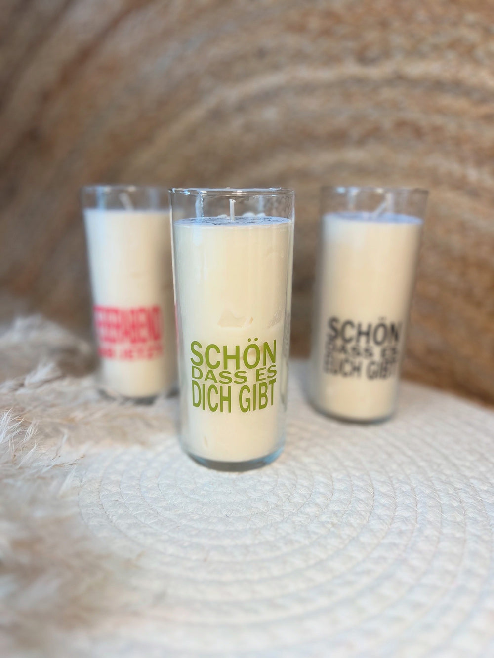 "Schön, dass es Dich gibt" in grüner Schrift auf einem Cera light steht auf einem Tisch als Dekoration.