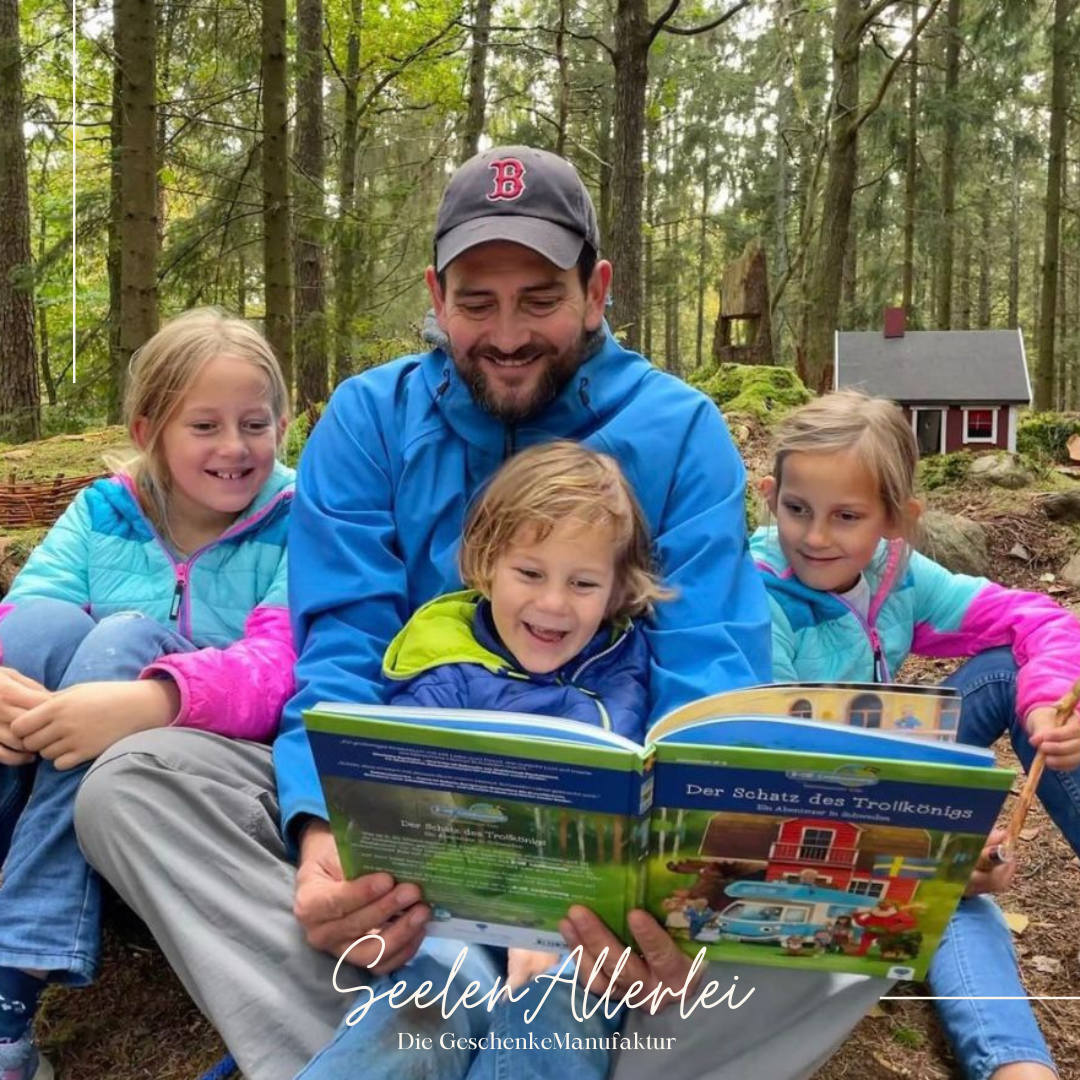 Ben von den Weltenbummlerkids liest seinen Kindern aus seinem eigenen Buch vor. sie sitzen draußen im Wald