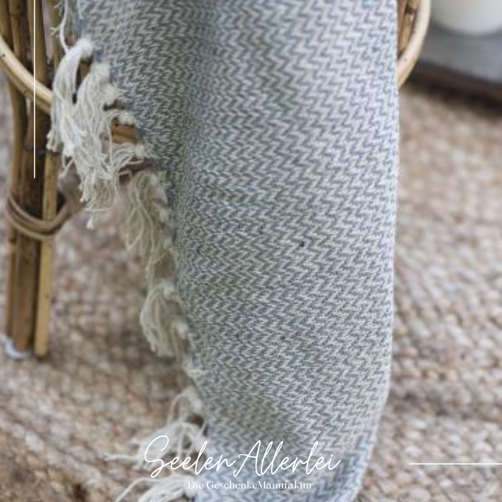 Nahaufnahme Design blau graue Decke mit beige farbenen Fransen