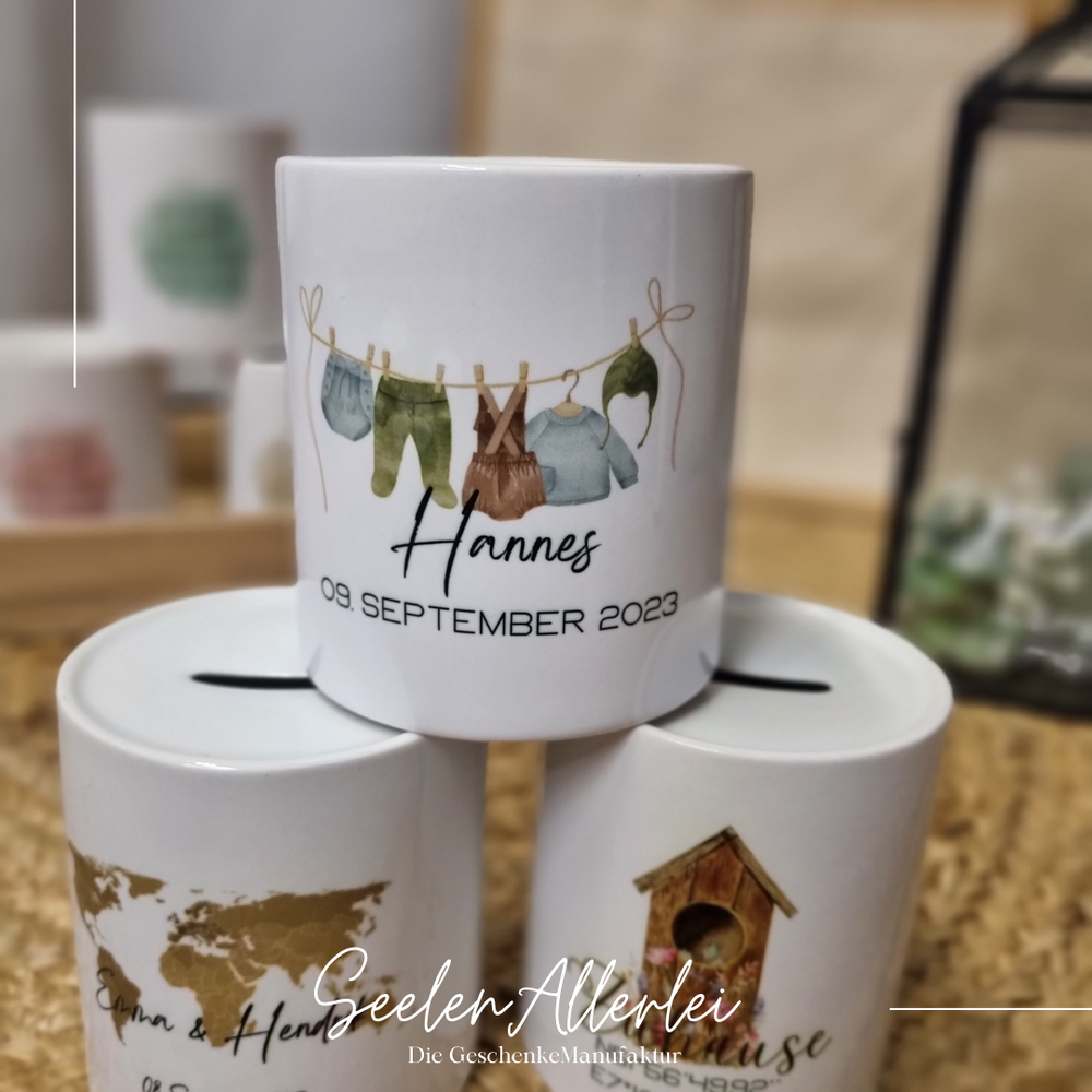 Spardose zur Geburt mit einer Wäscheleine als Aufdruck und dem Namen Hannes und dem Geburtsdatum