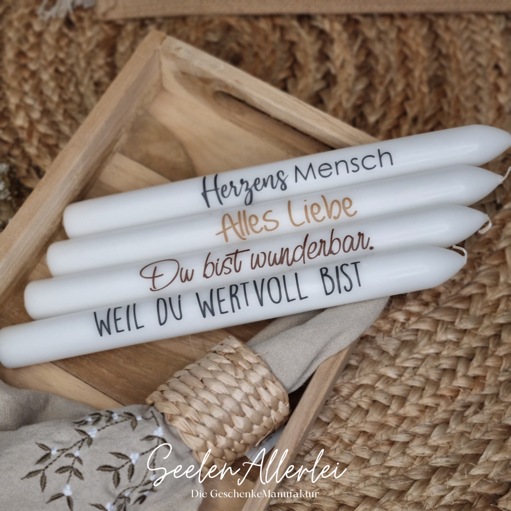 Stabkerzen mit der Aufschrift Herzensmensch - alles liebe- Du bist wunderbar - weil Du wertvoll bist - liegen auf einem Holztablett auf einem Teppich