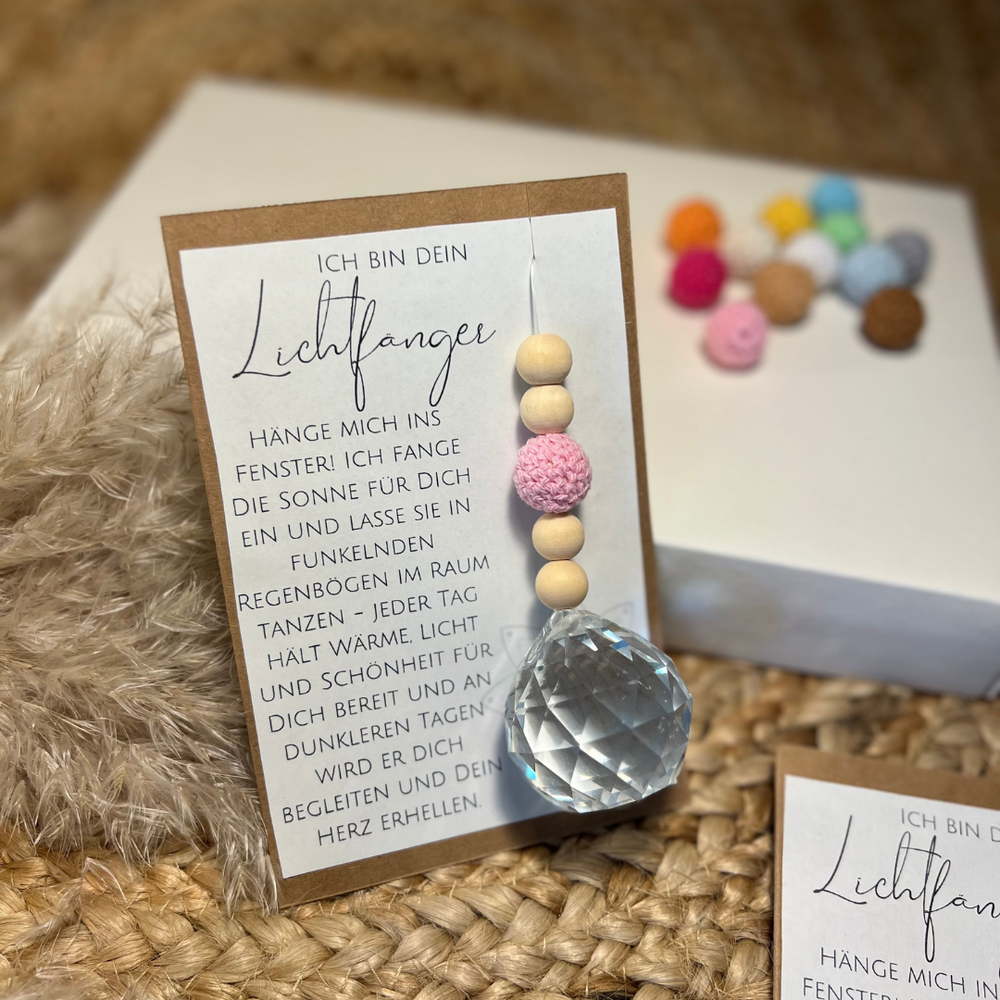 Suncatcher Lichtfänger in Geschenkverpackung. Eine Karte mit wundervollem Text und dem Anhänger mit Kristallkugel, rosa Häkelperle und Holzperlen.