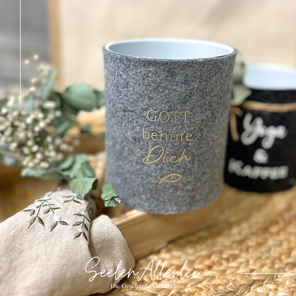 Aufbewahrungsdose mit Gott behüte Dich und einem Fisch steht auf dem Holztablett, im Hintergrund die dose mit der Aufschrift Yoga & Kaffee