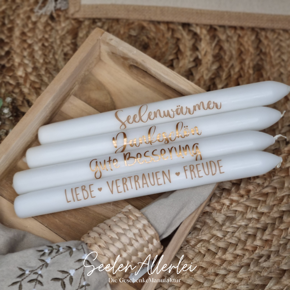 Stabkerzen mit der Aufschrift Seelenwärmer - Dankeschön - Gute Besserung - Liebe Vertrauen Freude - liegen auf einem Holztablett