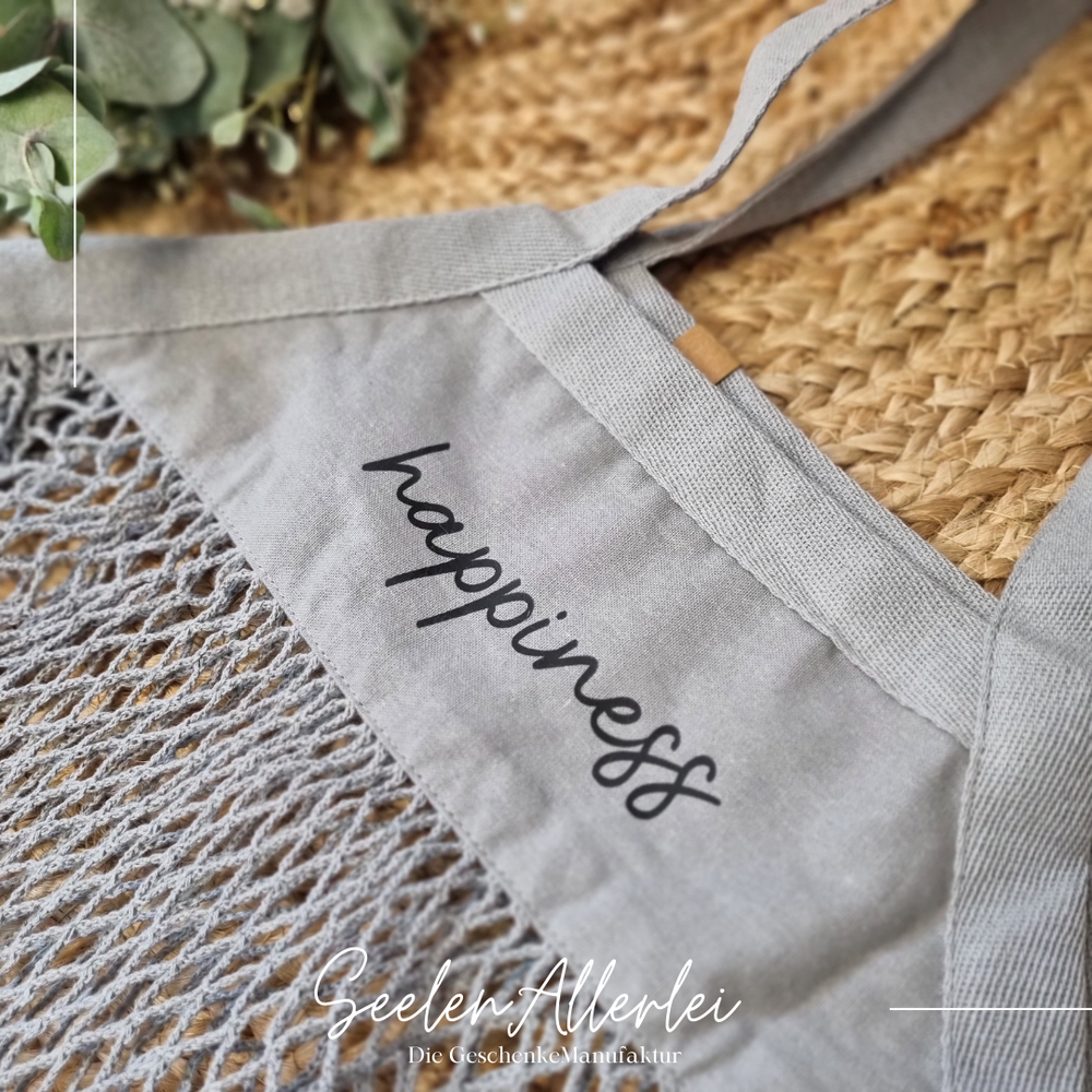 grauer Netzbeutel mit indivdiualisierter Aufschrift happiness