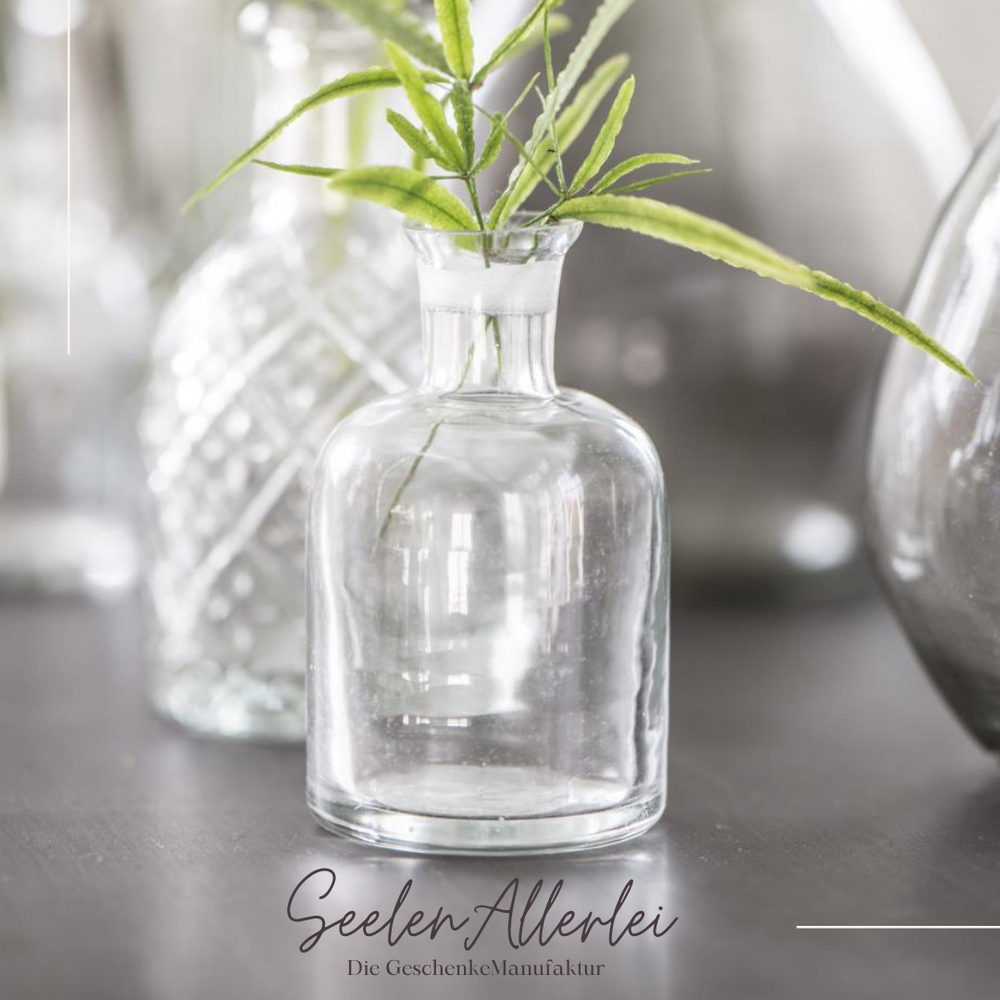 Apothekerglas klar mit einer Blume gefüllt 