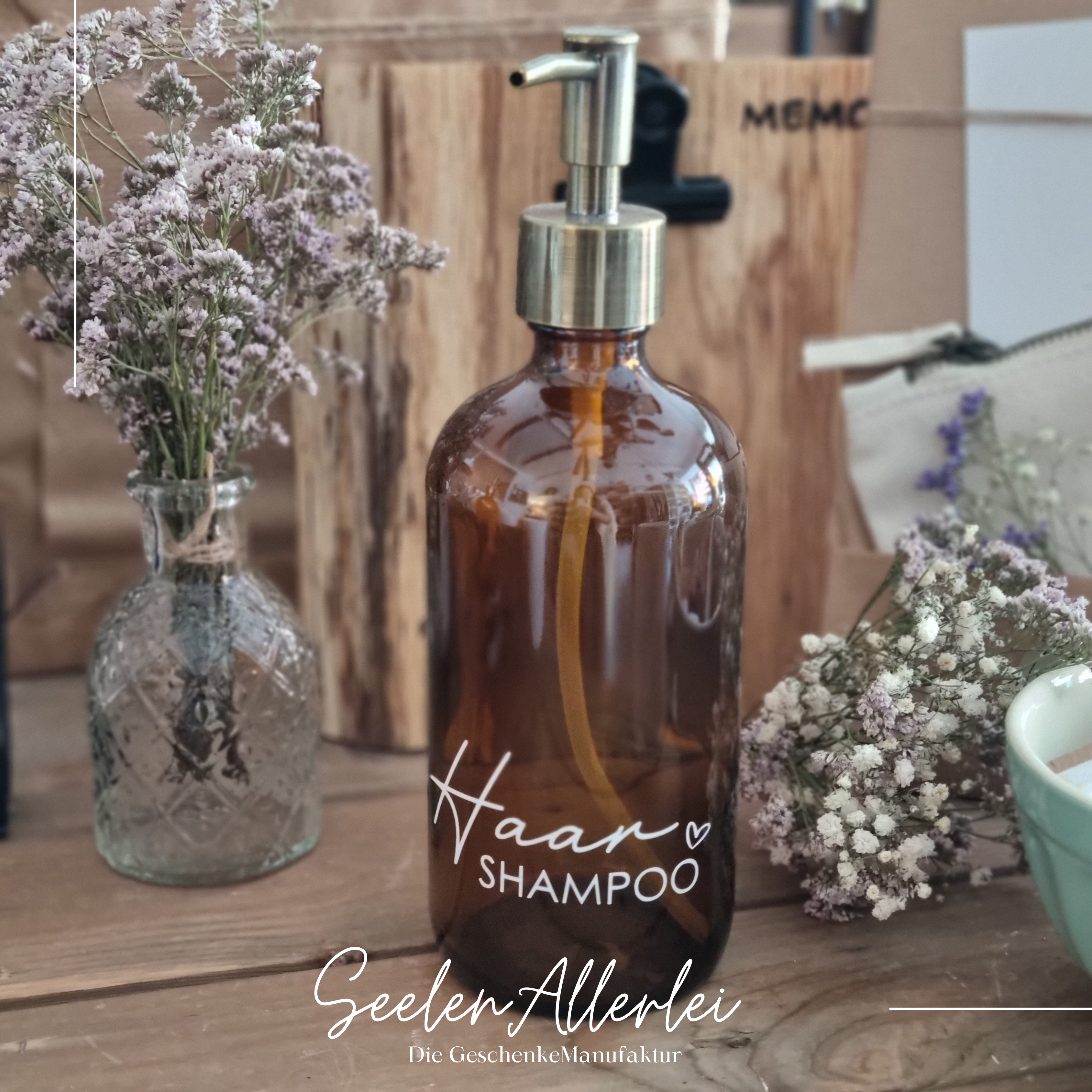 brauner Seifenspender aus Glas mit der Aufschrift Haar shampoo