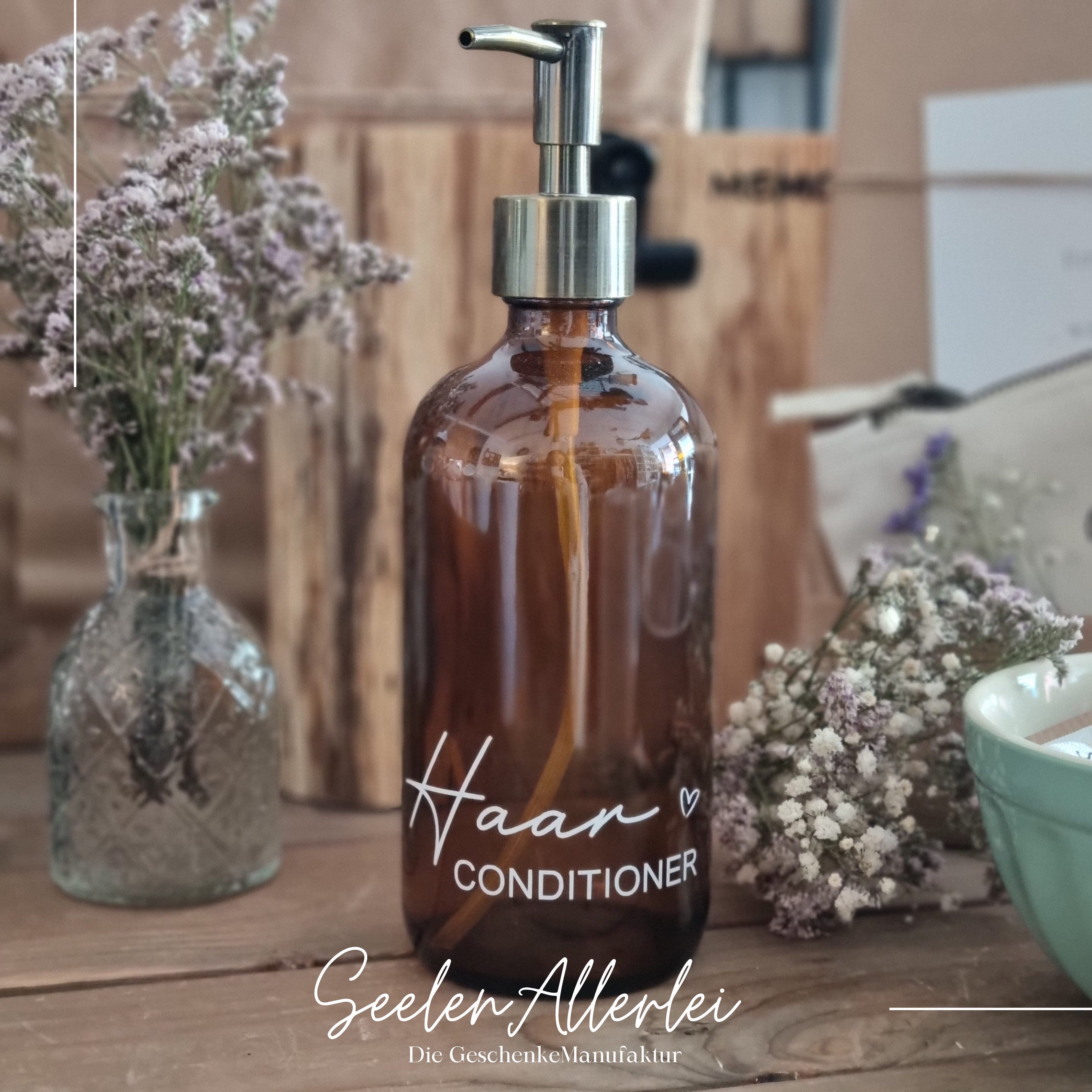 brauner Seifenspender mit der Aufschrift Haar conditioner mit Trockenblumen steht auf einem Holztisch