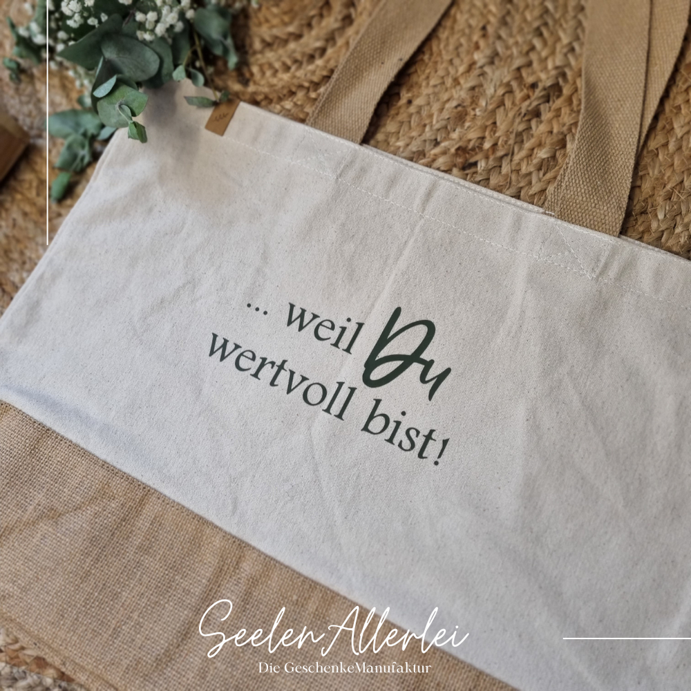 Detailaufnahme des Spruchs weil Du wertvoll bist auf der großen Shopper tasche - nett dekoriert zum Verkauf
