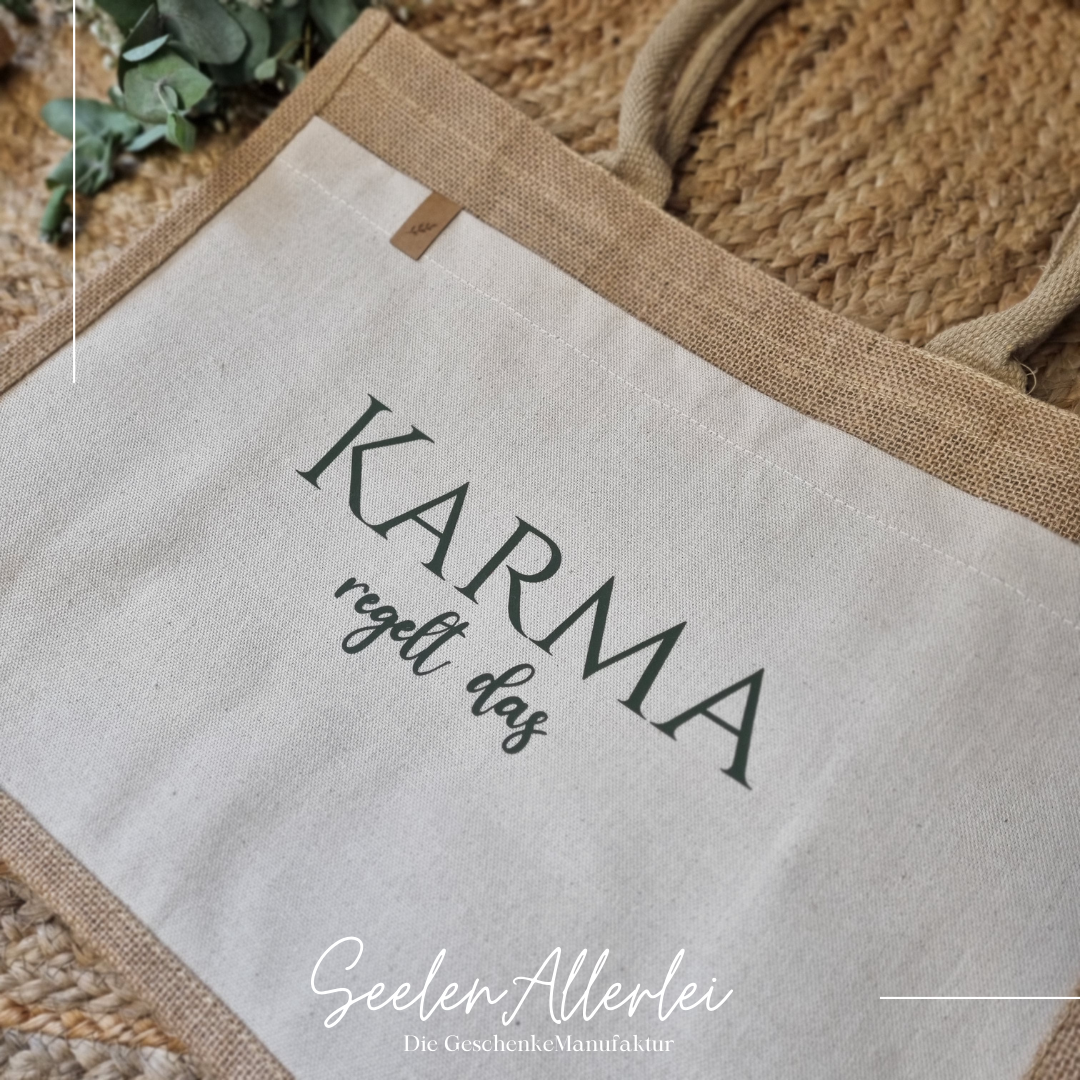 Markttasche mit der Aufschrift Karma regelt das liegt auf dem Teppich , man sieht das Label der Firma Seelenallerlei