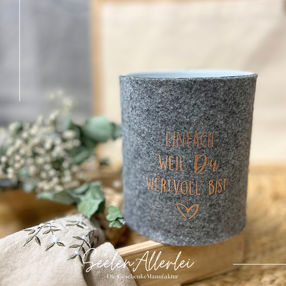 Einfach weil Du wertvoll bist steht auf einer Dose mit Filz ummantelt als Aufbewahrungsdose auf einem Holztablett