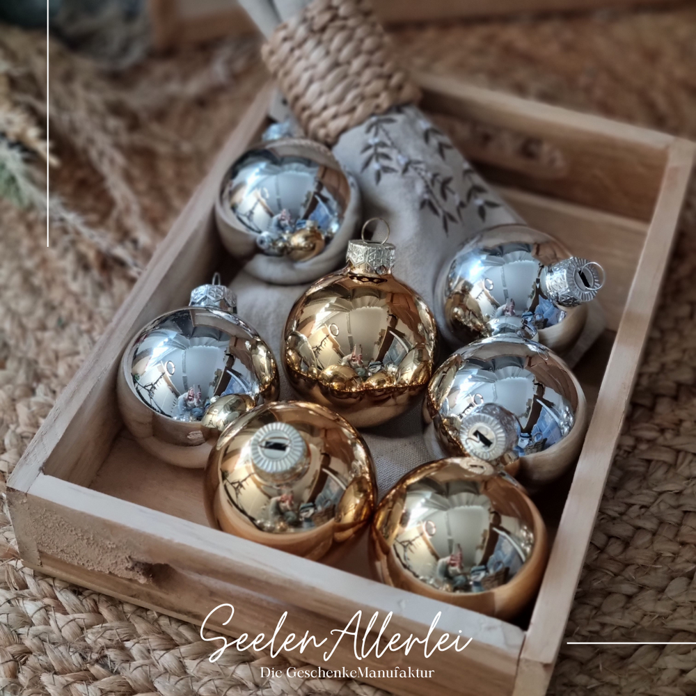 silberne und goldene Christbaumkugeln aus Glas