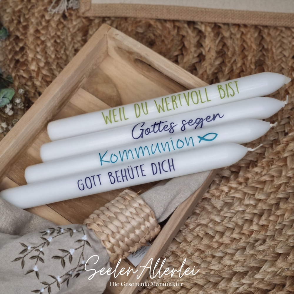 Kommunion Stabkerzen Gottes Segen und Gott behüte Dich mit Fisch in blau und grün liegen auf einem Holztablett