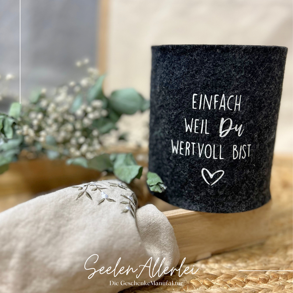 Einfach weil Du wertvoll bist in weißer schrift auf schwarzer Filzdose
