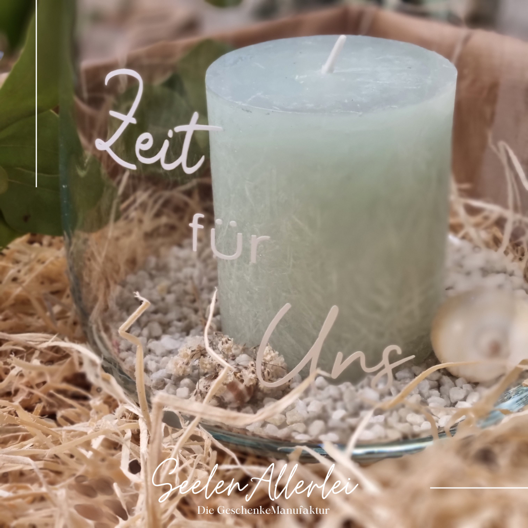 Detailaufnahme des Windlcht Glases mit einer Kerzendekoration und der weißen Aufschrift Zeit für uns.