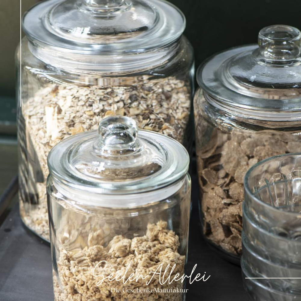 3 verschiedene Vorratsgläser in unterschiedlichen Größen gefüllt mit Müsli und Cornflakes
