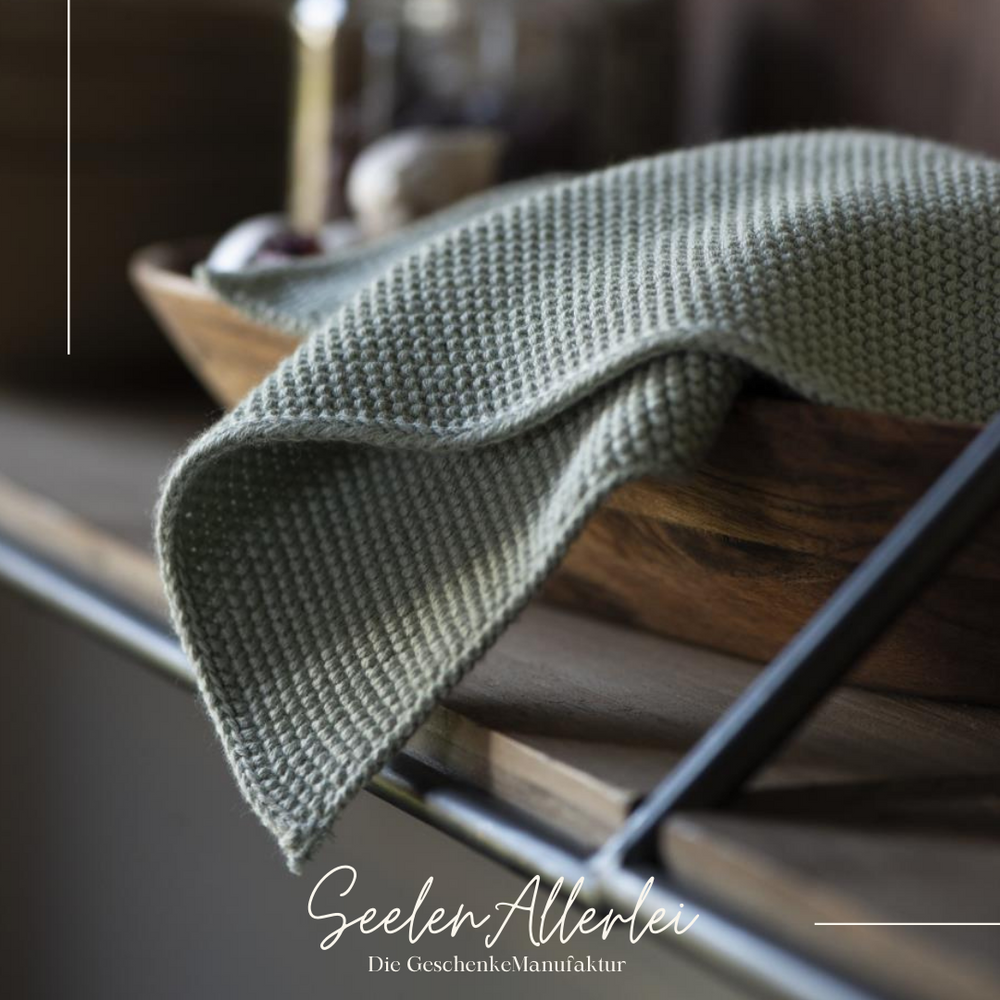 Spültuch Mynte liegt auf einem Holztablett als Detailaufnahme