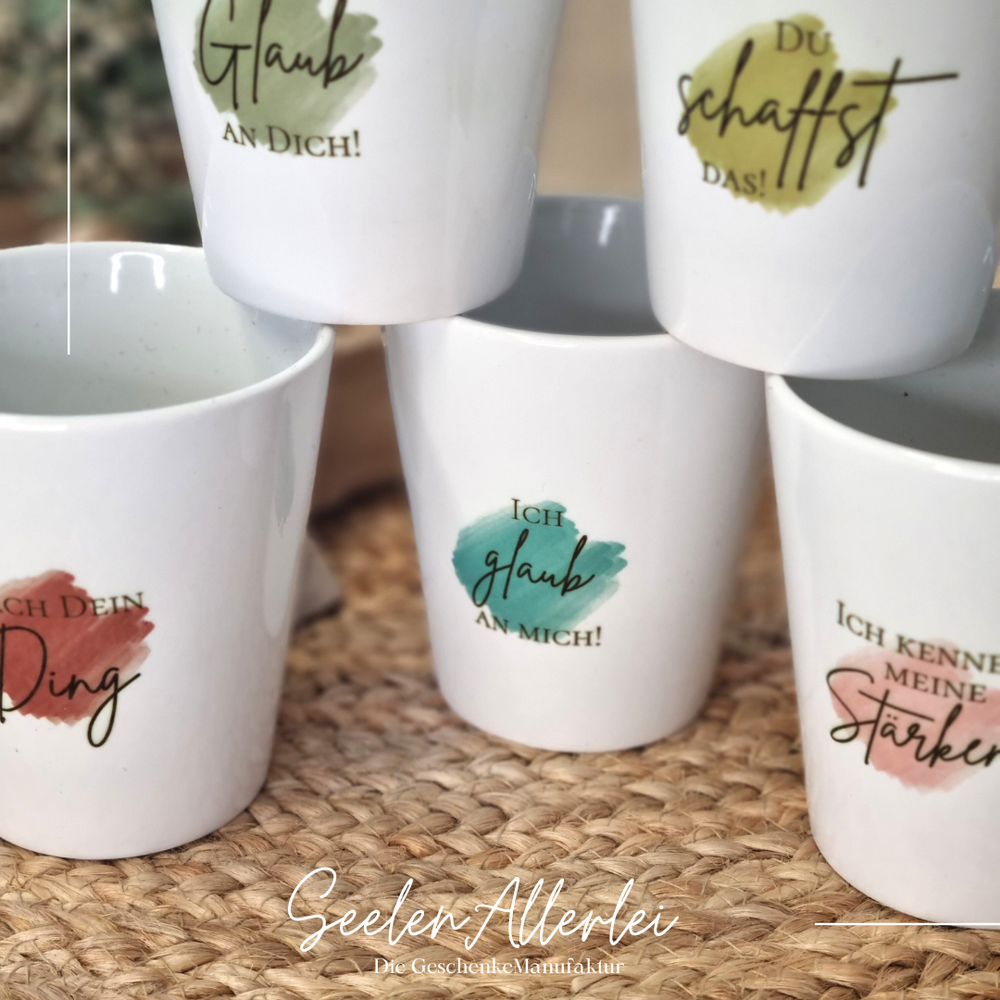 Porzellantasse mit Affirmationen auf buntem Hintergrund zur Individualisierung