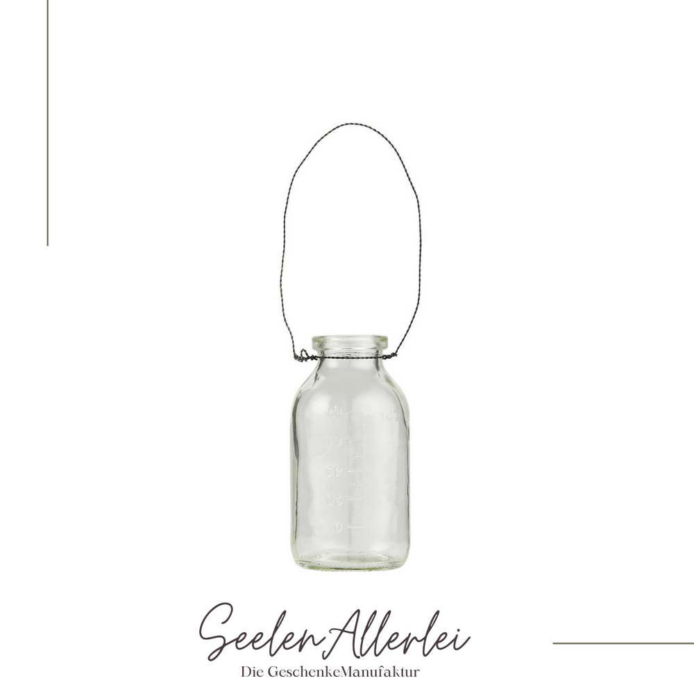 kleine Glasflasche mit Draht vor weißem Hintergrund