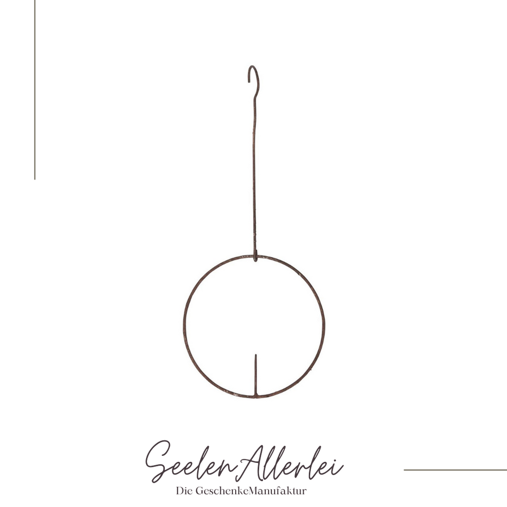 Vogelfutterspieß aus Metall auf weißem Hintergrund