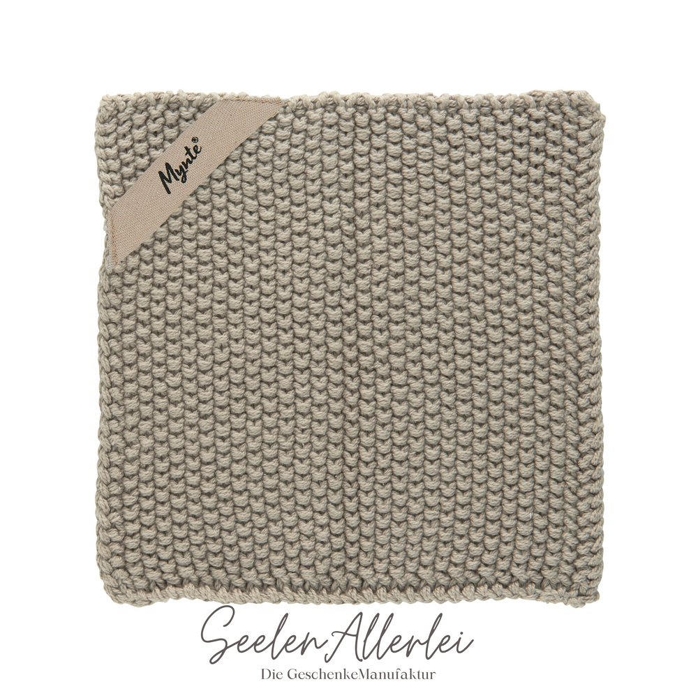 Einzelaufnahme Topflappen beige von der Mynte-Serie aus gestrickter Baumwolle vor weißem Hintergrund