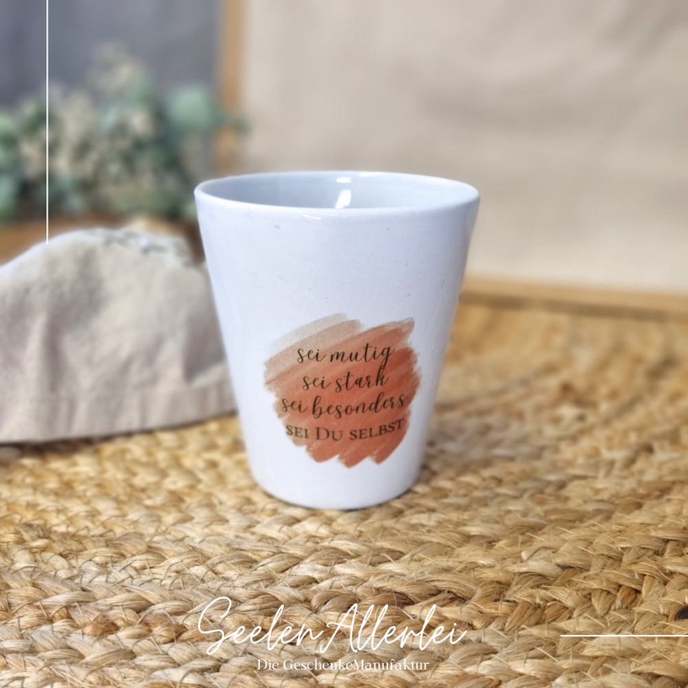 Porzellanbecher mit der Aufschrift "sei mutig, sei stark, sei besonders, sei Du selbst."