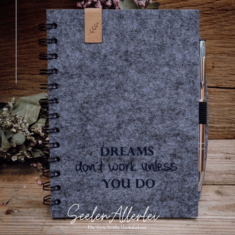 Dreams don´t work unless you do steht auf einer grauen Filzkladde