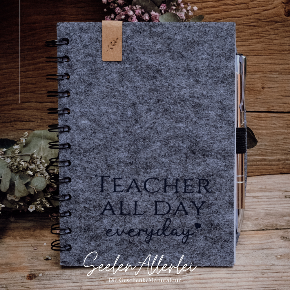 Notizbuch mit Filzband auf dem TEacher all day everyday steht