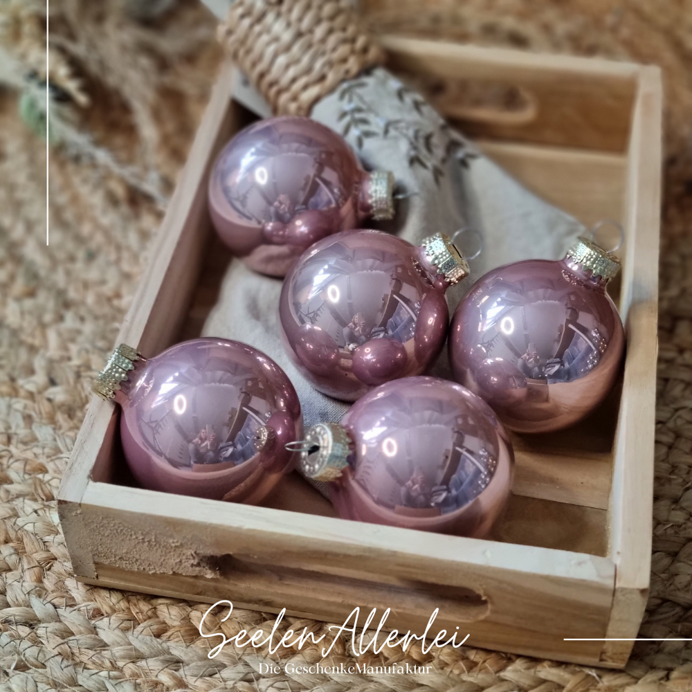 Altosafarbene Weihnachtsbaumkugen auf einem Tablett