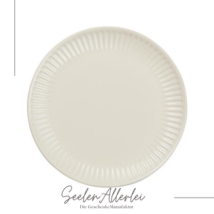 Detailaufnahme frühstücksteller der Serie Mynte von IB Laursen in der Farbe buttercream vor weißem Hintergrund