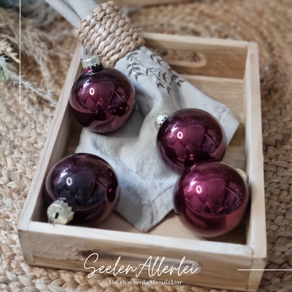 dunkelrote glänzende Kugeln für den Tannenbaum