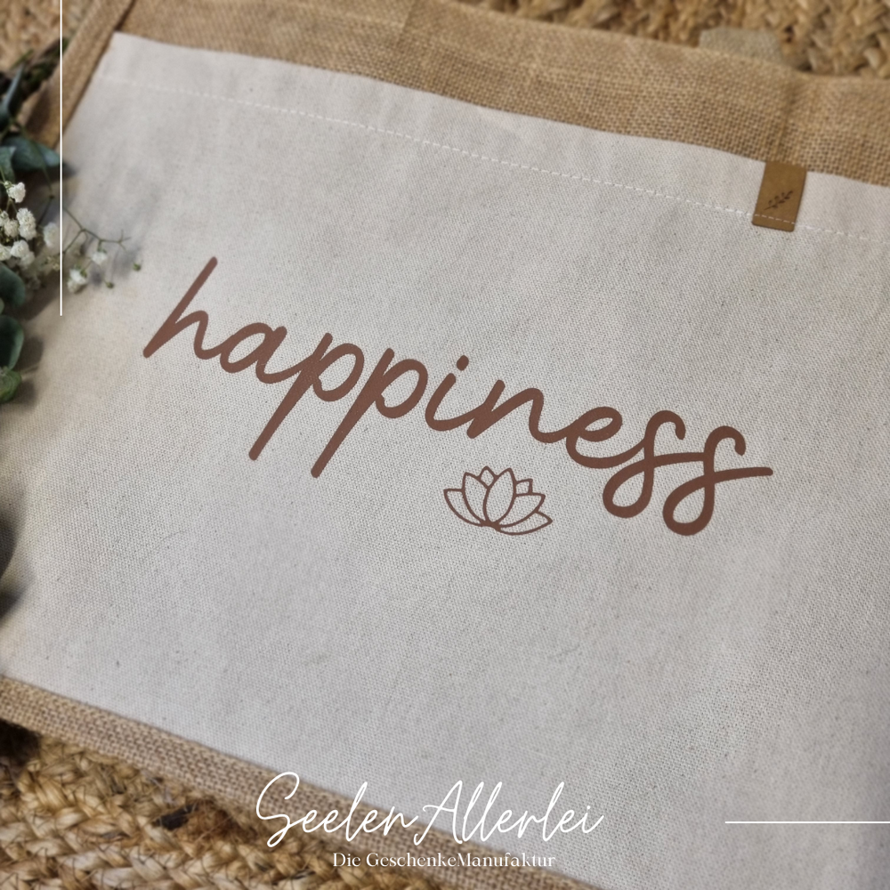 Detailaufnahme des Aufdrucks happiness in braun auf der Markttasche